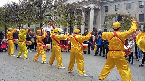 图2:法轮功学员表演鼓舞,庆祝世界法轮大法日。