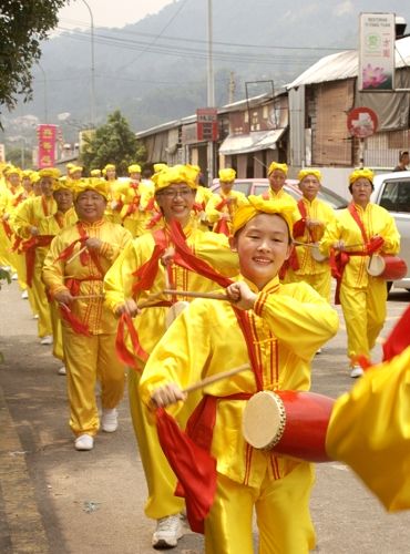 图1-4:二零一六年五月二日,法轮功学员在雪兰莪州安邦太子园举办游行活动,与民众同庆、同祝“世界法轮大法日”,获得民众的欢迎。
