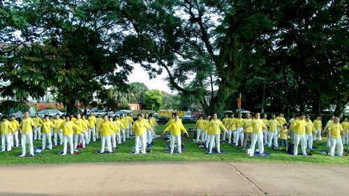 图6-8:二零一六年五月八日,法轮功学员来到首都吉隆坡著名旅游景点——蒂蒂旺莎湖滨公园举行集体炼功,纪念法轮大法洪传二十四周年。