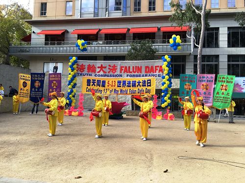 图1-2:二零一六年五月七日,墨尔本法轮功学员在城市广场庆祝世界法轮大法日,传播大法的美好。