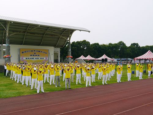 图2: 法轮功学员现场展示五套功法