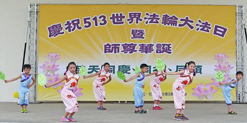 图4: 来自新北地区的明慧学校豆豆园的小朋友们,活泼又可爱,为大家带来“闹春”、“新春芽”两首曲目。