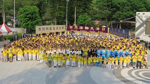 图1:来自台中、彰化、南投、云林的台湾中部法轮功学员,庆贺世界法轮大法日的到来,并祝贺师尊生日快乐。