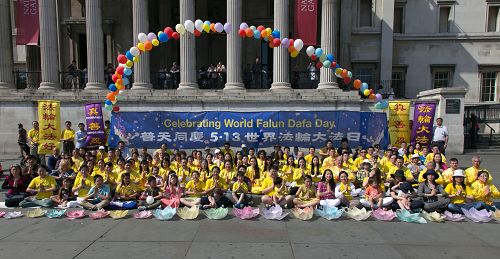 图1:二零一六年五月八日,英国法轮功学员在伦敦鸽子广场集体拍照恭祝法轮大法创始人李洪志大师六十五华诞。