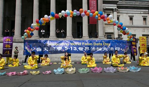 图2-5:庆祝“五一三”世界法轮大法日,英国法轮功学员在伦敦鸽子广场集体炼功,展示大法的美好。