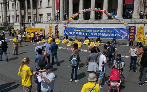 图6-8:近八个小时的活动,祥和的能量场吸引了一批又一批来自世界各地的民众驻足观看,有的现场学炼法轮功功法,他们感受到法轮大法的美好。了解真相的民众赞颂“真、善、忍”,并表示支持法轮功学员和平反迫害。