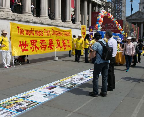 图9-10:学员并在活动现场设立的真相信息台,摆放了真相图片,许多民众驻足阅读、了解真相。