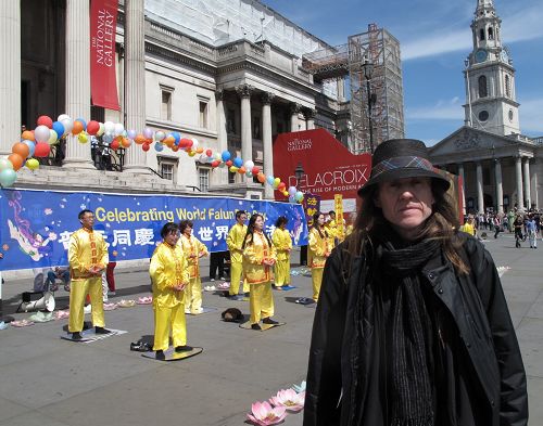 图15:五月八日,来自北英格兰的业余诗人布莱特在伦敦鸽子广场有缘遇到法轮功真相。