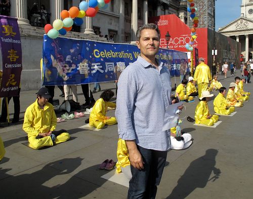 图16:五月八日,南非人岩在伦敦鸽子广场第一次直接感受法轮大法的美好。