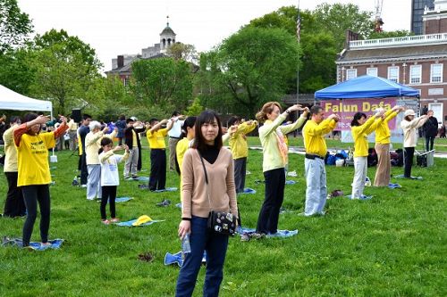 图11:在美国上大学四年级的中国九十后女生Julia在母亲节的呼吁:“还我妈妈自由!”