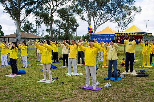 图1-3:二零一六年五月八日上午,圣地亚哥的法轮功学员来到Mira Mesa公园集体大炼功,庆祝世界法轮大法日,并恭贺李洪志师父华诞。