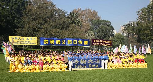澳洲自由党联邦议员克雷格·凯利(Craig Kelly)先生与法轮功学员共同庆祝世界法轮大法日