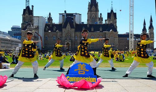 图9-11:大法小子弟们表演舞蹈,祝贺法轮大法日