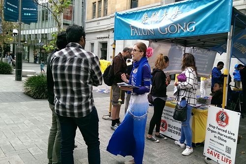 图:法轮功学员在珀斯市中心的步行街举办庆祝法轮大法日活动