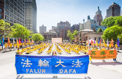 图1:二零一六年五月十二日,上千名法轮功学员汇聚在纽约联合广场,庆祝世界法轮大法日。