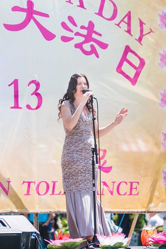 图6:芬兰姑娘Anna Kokkonen用音乐揭露迫害,支援中国的法轮功学员。
