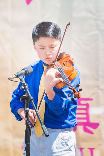 图7:十三岁的小弟子李缘缘已经可以驾驭高难度小提琴曲。