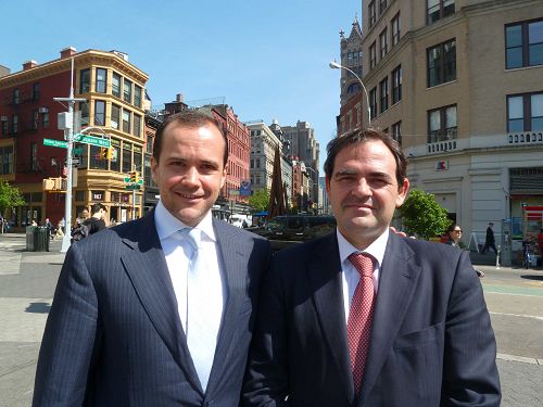 图10:一家国际投资银行总裁Iliya Zogovic(左)和该银行国际部主席Enrique Quemada非常高兴在纽约市中心看到法轮功集体炼功。