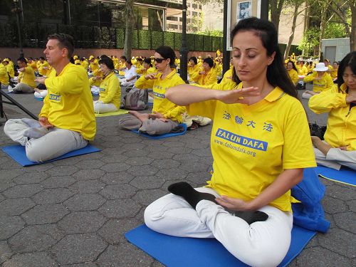 图1-4:庆祝“五一三”世界法轮大法日,二零一六年五月十二日,部分来自世界各地的法轮功学员来到位于在曼哈顿二大道旁的联合国达格•哈玛绍广场公园(UN Dag Hammarskjold Plaza Park)集体炼功,展示大法的美好,传播大法的真相。
