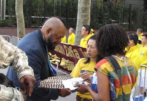 图11:土著人地位全国协会(NAAIP -The National Association for the Advancement of Indigenous People )负责人海默克(Hemoc Akan Xelup )(身穿深色衣服的男士)和其他几位组织成员当天下午去联合国开会出来后与法轮功学员交谈。