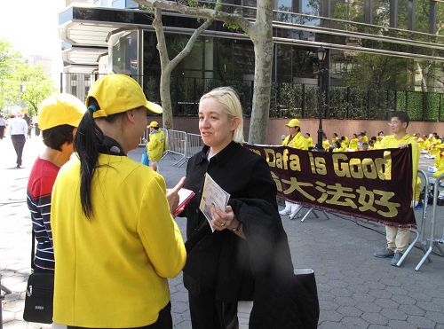 图12:五月十二日,住在纽约的安东尼娅在联合国前偶遇法轮功学员,得以深入了解真相。