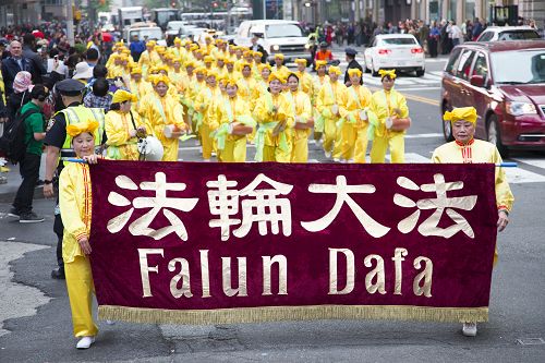 图1-13:庆祝法轮大法弘传世界二十四周年,近万名法轮功学员汇聚纽约曼哈顿举办盛大游行,传播大法的美好,并呼吁正义良知,希望更多的世人了解法轮功,了解真相。