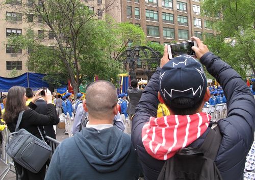 图5:二零一六年五月十三日,两位海外华人吴先生(左)和陈先生来到法轮功盛大集会现场进一步了解法轮功