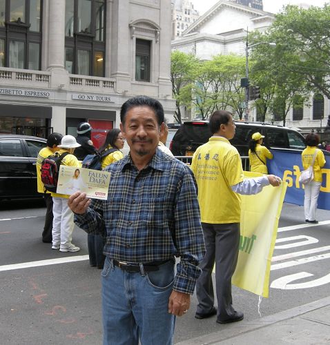 图28: 纽约居民Tasshi表示支持法轮功,并说:“杀人的刽子手要尽快送上断头台。”