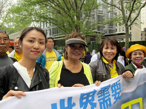 越南裔的Van Nguyen,Yenthao Truon和Mylinh Pham参加法轮大法日庆祝游行