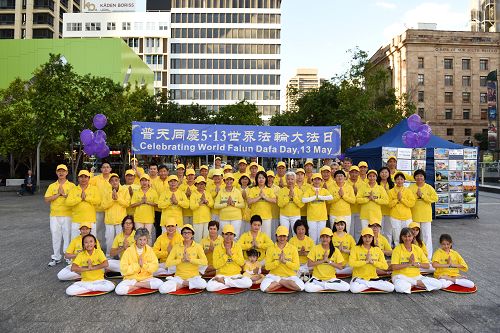 图1:澳洲昆士兰法轮功学员庆祝世界法轮大法日