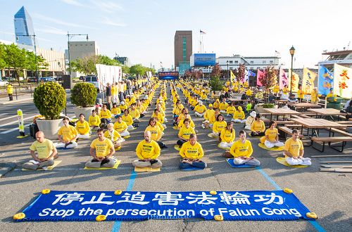 法轮功学员在纽约中领馆前炼功,呼吁制止中共迫害