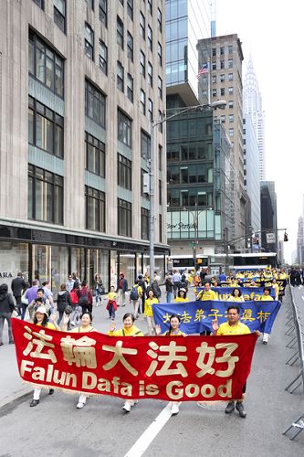 图1-8:第一方阵的游行队伍展现法轮大法的美好。