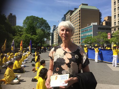 图10:瑞典法轮功学员BarbroPlogander修炼前曾是忧郁症患者,修炼法轮功后焕然一新。