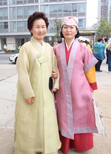 图11:来自韩国的郑女士(左)和金女士很高兴能参加大游行