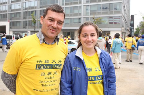 图13:一对来自阿根廷的夫妻双双修炼法轮功,JuanPabloBoschi(左)和MerledersGambini都表示,能够来纽约,与那么多来自世界各地的大法弟子参与这个盛大游行,感到很高兴。他们并感谢师父,让他们修大法。