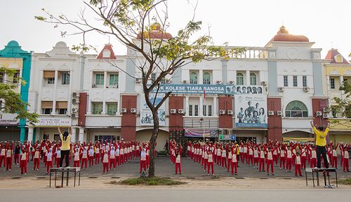 图1-9:“国家皇冠学院”一百五十名师生集体学炼法轮功。