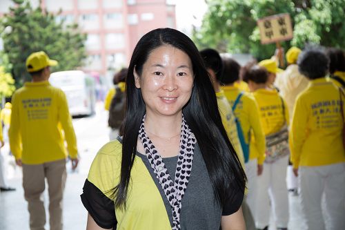图9:中山大学侨外辅导室辅导老师叶慧清说:“‘真、善、忍’的理念扎在我内心深处,让我好像有用不完的体力和爱心,诚心乐意去帮助别人。