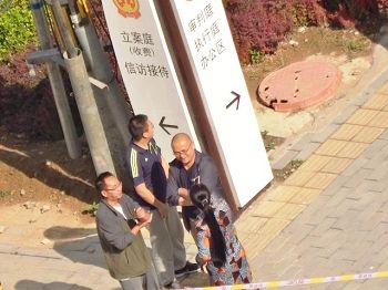 图2-3:法院周围的便衣警察