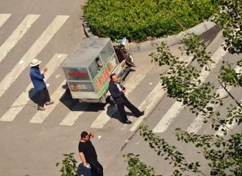 图5:国保副大队长贾志学(右上)、孟海宏(下)便装巡查
