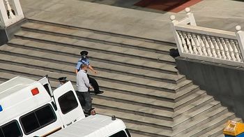 图6:王占青被非法带进法庭