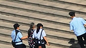 图8:文杰被强制铐手铐进入法院