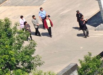 图9:康景泰及亲属和王占青父母进入法院(马维山因故未能出庭)