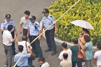 到警戒线外面去说!你现在已经工作完了!”