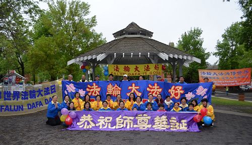 图1:埃德蒙顿部分法轮功学员合影,恭祝师尊李洪志先生华诞。