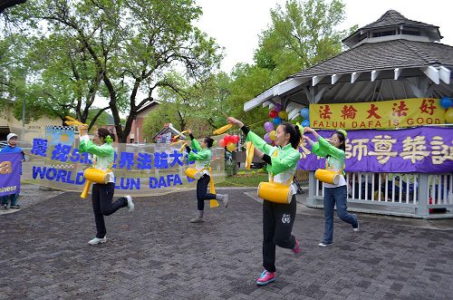 图2:法轮功学员表演腰鼓舞《天韵舞春风》,庆祝世界法轮大法日。