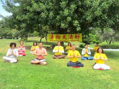 图1:希腊法轮功学员恭祝师父生日快乐