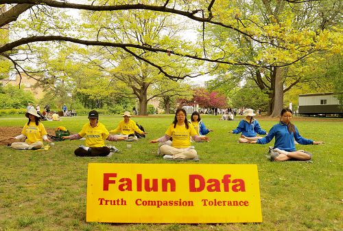 法轮功学员在渥太华郁金香节人流量最大的道斯湖(Dow’s Lake)展示功法