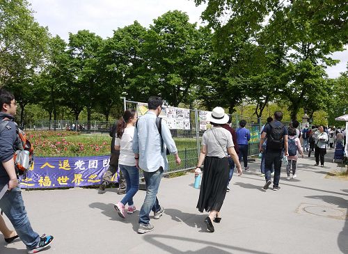 图1-4:法轮功学员在巴黎艾菲尔铁塔下设立真相点,每天来观光大陆游客一定不好错过。