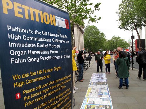 图1-2:二零一六年五月二十一日,英国法轮功学员在位于伦敦市中心的圣马丁广场(St. Martin Place)开展讲真相活动
