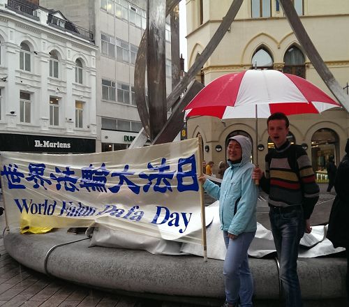 图4:法律系大学生多次支持法轮功学员活动,并主动为学员撑伞。